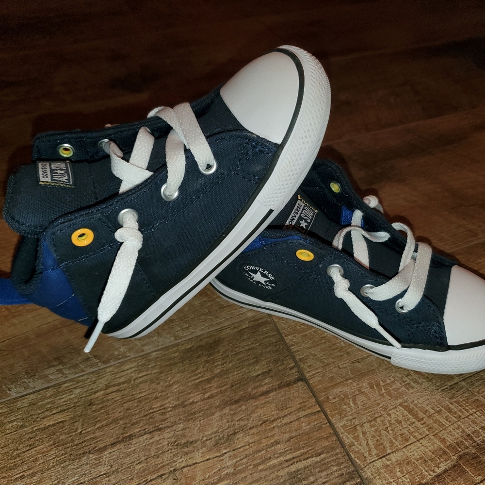 NWOT size 10 converse boys sneakers